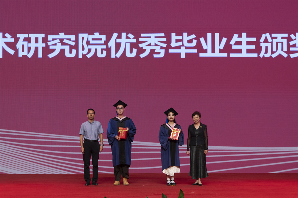 9.文化和旅游部人事司二级巡视员李伟、beat365中文官网副院长刘宏昌为2024年院优秀毕业生代表颁发证书与奖学金 刘博文摄.jpg