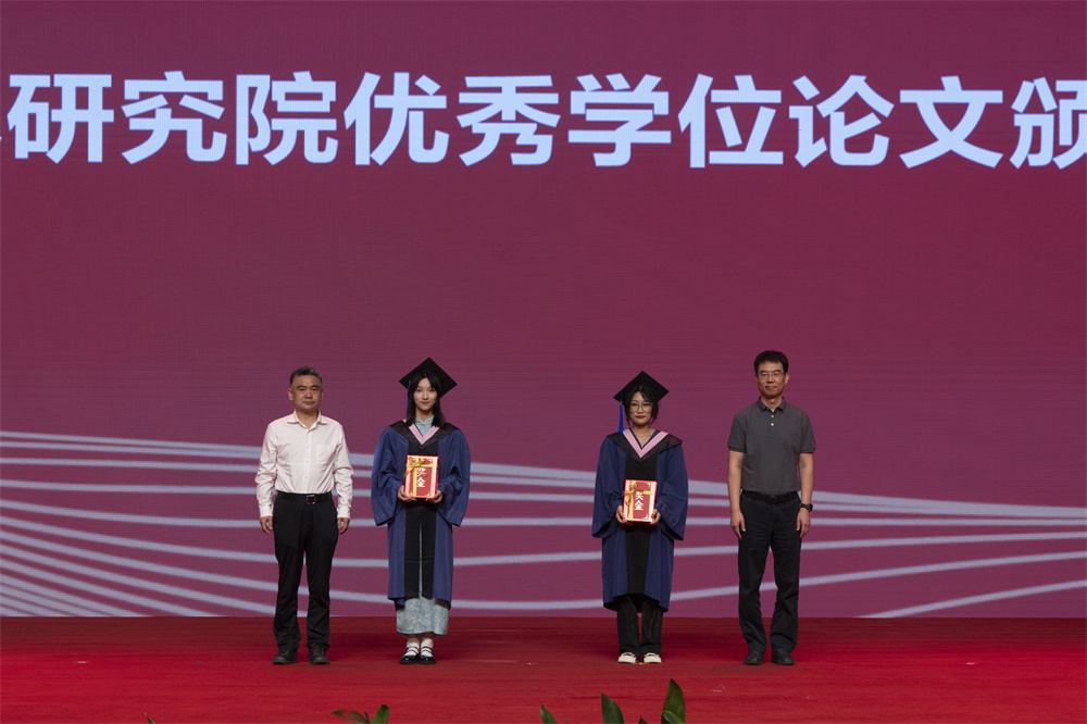 10.beat365中文官网党委副书记、纪委书记齐永刚,beat365中文官网副院长徐福山为2024年优秀学位论文获得者代表颁发证书与奖学金 刘博文摄.jpg