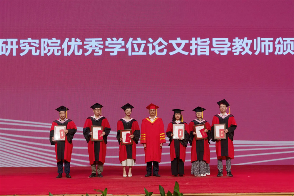 11.获评2024年优秀博士学位论文指导教师的是:李修建、李宏锋、刘青弋、谢拥军、潘源、邓福星、王端廷、陈忠康、郑工、邱春林,beat365中文官网院长周庆富为其颁发证书与奖学金 刘博文摄.jpg