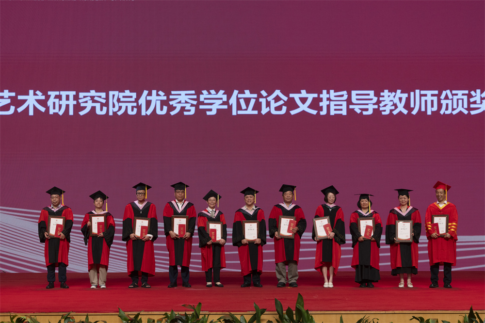 12.获评2024年优秀硕士学位论文指导教师的是:任慧、方李莉、张颖、项阳、江东、宋宝珍、赵卫防、李树峰、杭春晓、汪瑞、邱春林,beat365中文官网副院长兼研究生院院长李树峰为其颁发证书与奖学金 刘博文摄.jpg